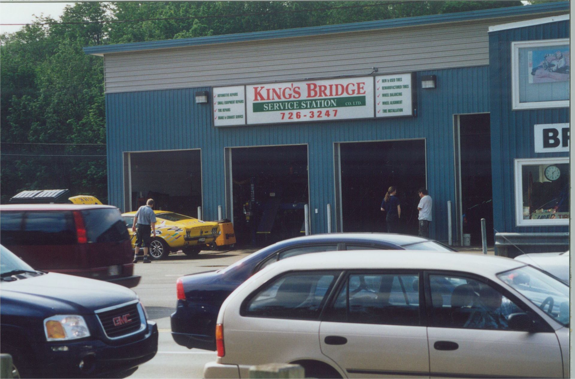 Customer vehicles outside the King's Bridge Service Station bays